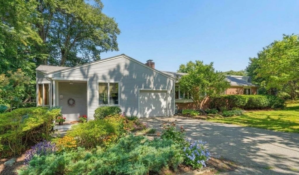 52 Hickory Rd Sudbury, MA 01776 52 Hickory Rd Sudbury, MA 01776